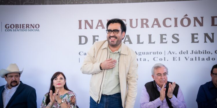 Rubén Rocha y Juan de Dios Gámez Mendívil inauguran simultáneamente cinco calles pavimentadas