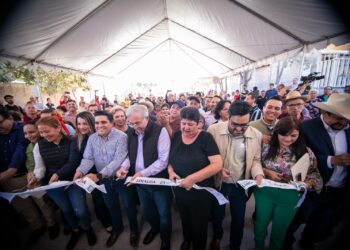 Rubén Rocha y Juan de Dios Gámez Mendívil inauguran simultáneamente cinco calles pavimentadas