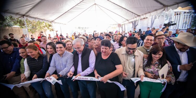Rubén Rocha y Juan de Dios Gámez Mendívil inauguran simultáneamente cinco calles pavimentadas