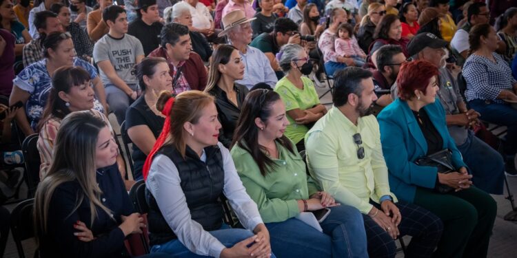 Rubén Rocha y Juan de Dios Gámez Mendívil inauguran simultáneamente cinco calles pavimentadas