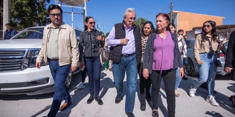 Rubén Rocha y Juan de Dios Gámez Mendívil inauguran simultáneamente cinco calles pavimentadas